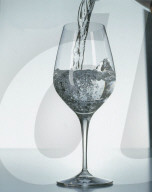 Wasser einschenken; eingiessen; Glas füllen