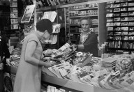 Junge Frau am Kiosk, Zürich 1967
