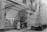 Frau vor Schaukasten, Sexkino Splendid, Genf 1972 