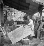 Steinmetz arbeitet für die Kathedrale von Freiburg 1949