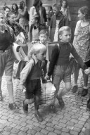 Kinder sammeln Alpapier; 1945