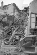 WK 2: Bombenabwürfe; zerstörtes Haus, Autos, Schaffhausen 1944