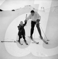 Ferdi Kübler mit Sohn beim Skifahren in Arosa 1951