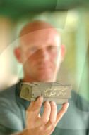 Minenspezialist zeigt Anti-Personenmine im Sudan, 2004
