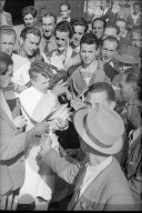 Gedränge vor der Ausreise im Bahnhof Chiasso; 1945