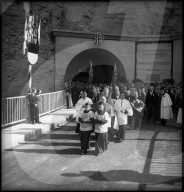 Bischof Charrière segnet die Staumauer von Rossens 1948