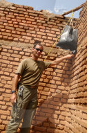 Minenspezialisti Remo Sauser im Sudan, 2004
