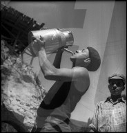 Durstiger Bauarbeiter beim Kraftwerk Châtelot 1952
