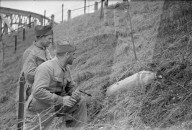 WK 2: Bombenabwurf; Soldaten, Bombe, Blindgänger; 1945