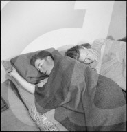 WK 2: Landhilfe; Junge Männer im Bett, 1943