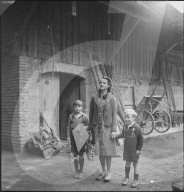 WK 2: Landhilfe; Freiwillige zwischen Buben, 1939