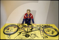 Barbara Ganz vor zerlegtem City-Bike 1991