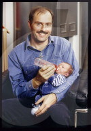 Gustav Weder, Bobfahrer, gibt Sohn Lars Kevin den Schoppen 1995