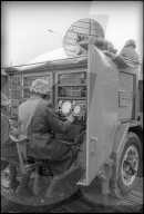 Soldaten an Zielzuweisungsgerät, Emmen 1965