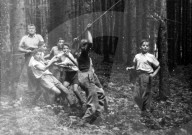 Knaben sammeln Holz im Wald, circa 1945