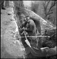 Erdrutsch im Maggiatal; Sprengung zur Freilegung der Strasse wird vorbereitet; 1950