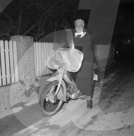 Ältere Frau auf Mofa, 1958