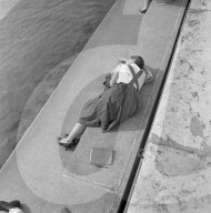 Genf: Frau macht am Seeufer Pause; 1959