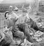 Torfstecher machen Pause, Boswil, 1945