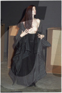 Schauspielerin mit Kleid von Christa de Carouge 1997