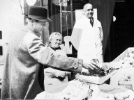 Preiskontrolleur prüft Produkte, Zürich 1942