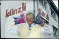Unternehmer Kurt Künzli vor seiner Fabrik, 1993