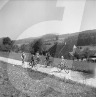 Clavaleyres, Kinder fahren mit dem Rad zur Schule, Schulweg; 1955