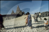 Menschen am Strand, Tempelanlage, Indien 1981