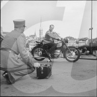 Motorradfahrer bei Lärmpegel-Kontrolle, Zürich 1952