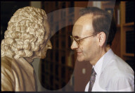 Charles Wirz mit Büste von Voltaire im Voltaire Museum, Genf, 1994