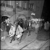 "Zibeleköpf" marschieren durch Bern 1958