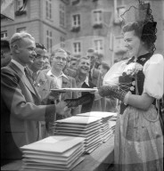 Bern; Jungbürger erhalten den Bürgerbrief;  1944