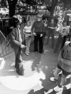 Jugendliche auf dem Pausenhof, um 1970