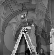 Bundeshaus Putzfrau beim Staub wischen; 1956