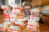Günter Euringer mit Kinderschokolade; 2005