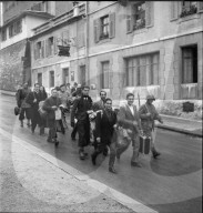 Schweizer Soldat begleitet Internierte; Abreise; 1944