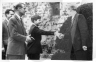 Prinz Philip stellt Charles dem Schulleiter Mr. Chew vor, 1962