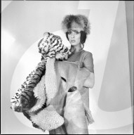 Frau mit Pelzkleidern 1970