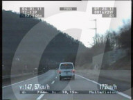 Kleinbus rast mit 172km/h auf der A2 