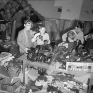 Freiwillige sortieren Kleidung für Soforthilfe in Ungarn, Bern 1956