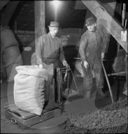 Schweiz 1943: Torf getränkt mit Altöl wird zu Ersatzbrennstoff "Torolit"
