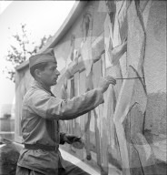 Soldat malt Fresko, Soldatendenkmal Zweilinden 1940