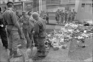 Studentenunruhen in Paris 1968: Soldaten räumen Strasse auf