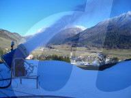 Schneekanone in Aktion, Zuoz 2005