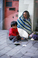 Bettlerin mit ihrem Kind in Mexiko-City, 1986