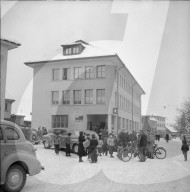 Raubüberfall auf Post Rheinach, Täter flüchtig nach Schiesserei, Neugierige; 1952
