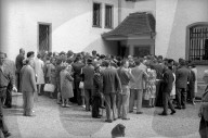 Schloss Wartegg; Wartende Menschen am Eingang; 1962
