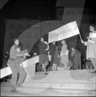 Frauen demonstrieren gegen atomare Aufrüstung; 1962