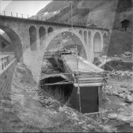 Bau einer Strassenbrücke unterhalb einer Eisanbahnbrücke; 1966