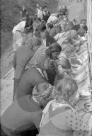 Frauen waschen Teller; 1945
